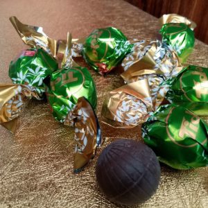 شکلات دو سرپیچ پسته